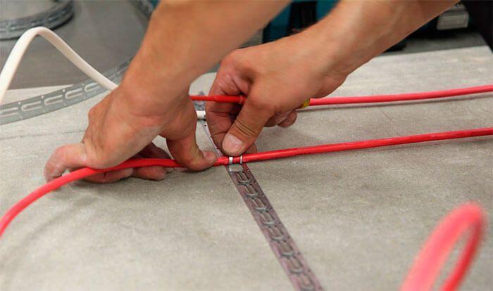 Крепление кабеля к полу при помощи металлической ленты