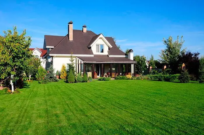 Красивый газон преображает внешний вид дома