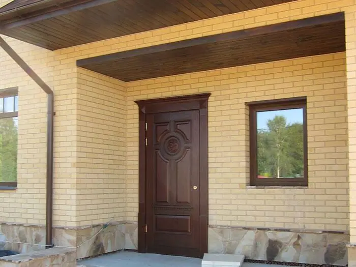 Деревянная дверь - красиво, и достаточно надежно, если учитывать что рядом есть окно