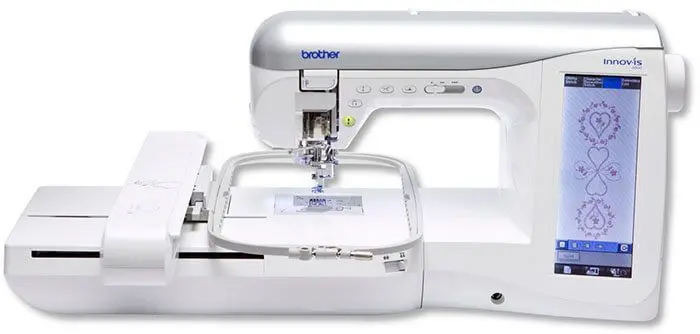 Компьютеризированная швейная машинка, имеющая в своем арсенале более 1500 швейных операций