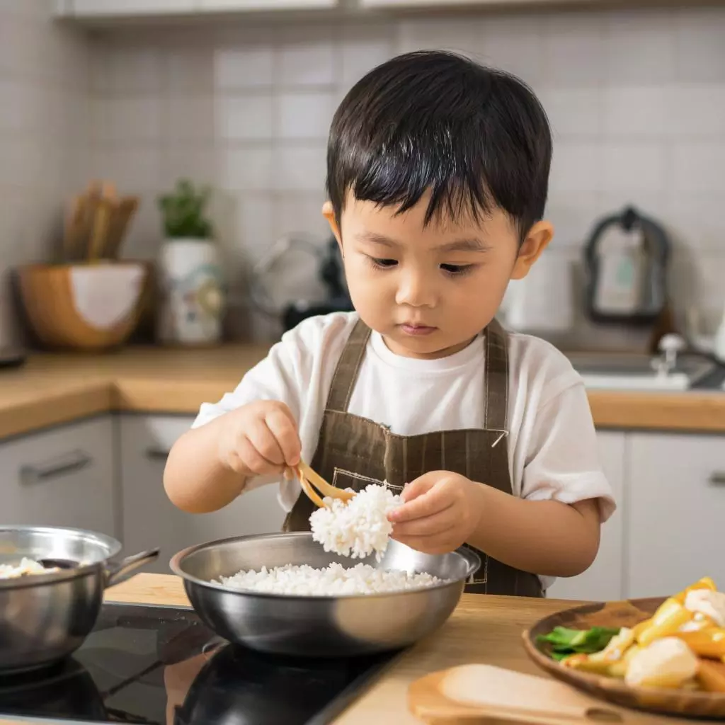 процесс приготовления рисовой каши для ребенка