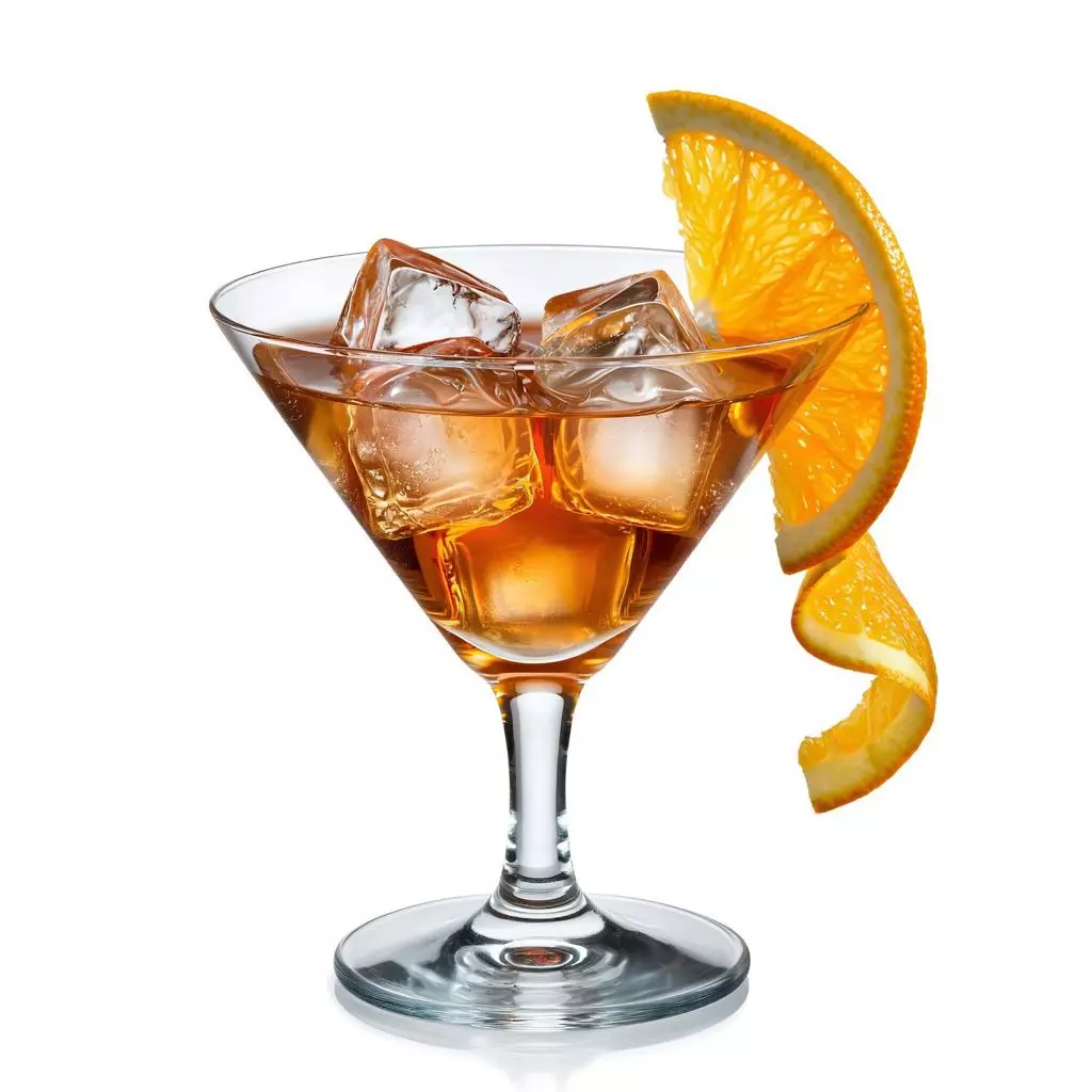 Коктейль Negroni в стакане с ломтиком апельсина и льдом