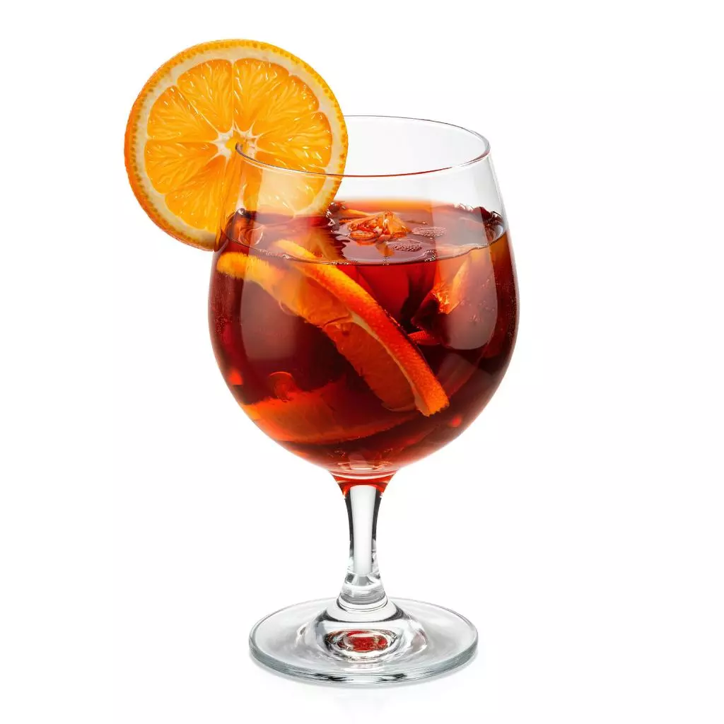 Бокал для дегустации с красным биттером Campari и долькой апельсина
