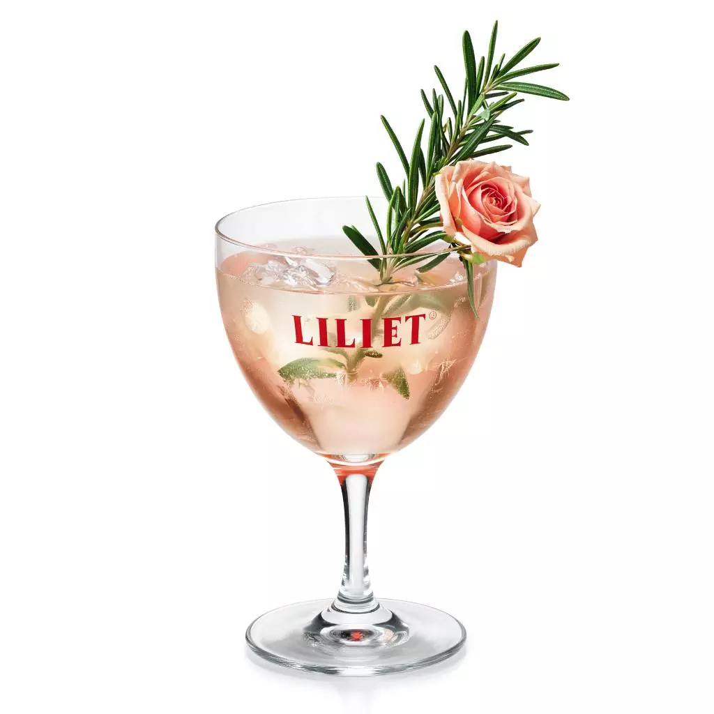 Изысканный коктейль с Lillet, украшенный веточкой розмарина